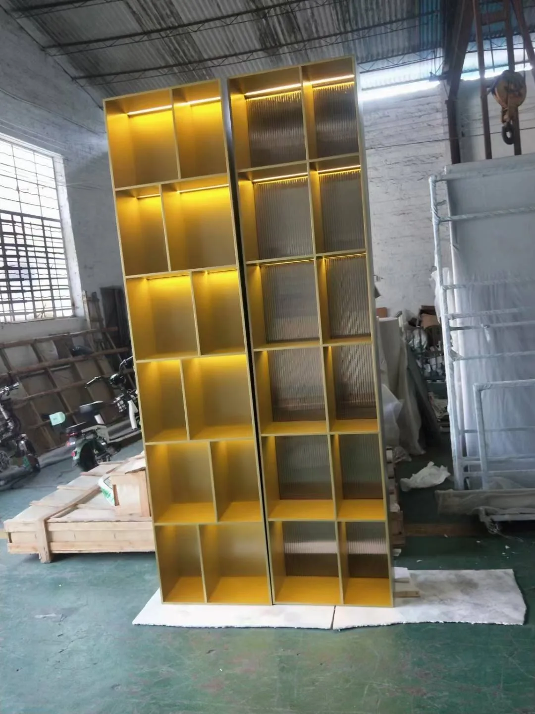 带照明的香槟色建筑展示柜