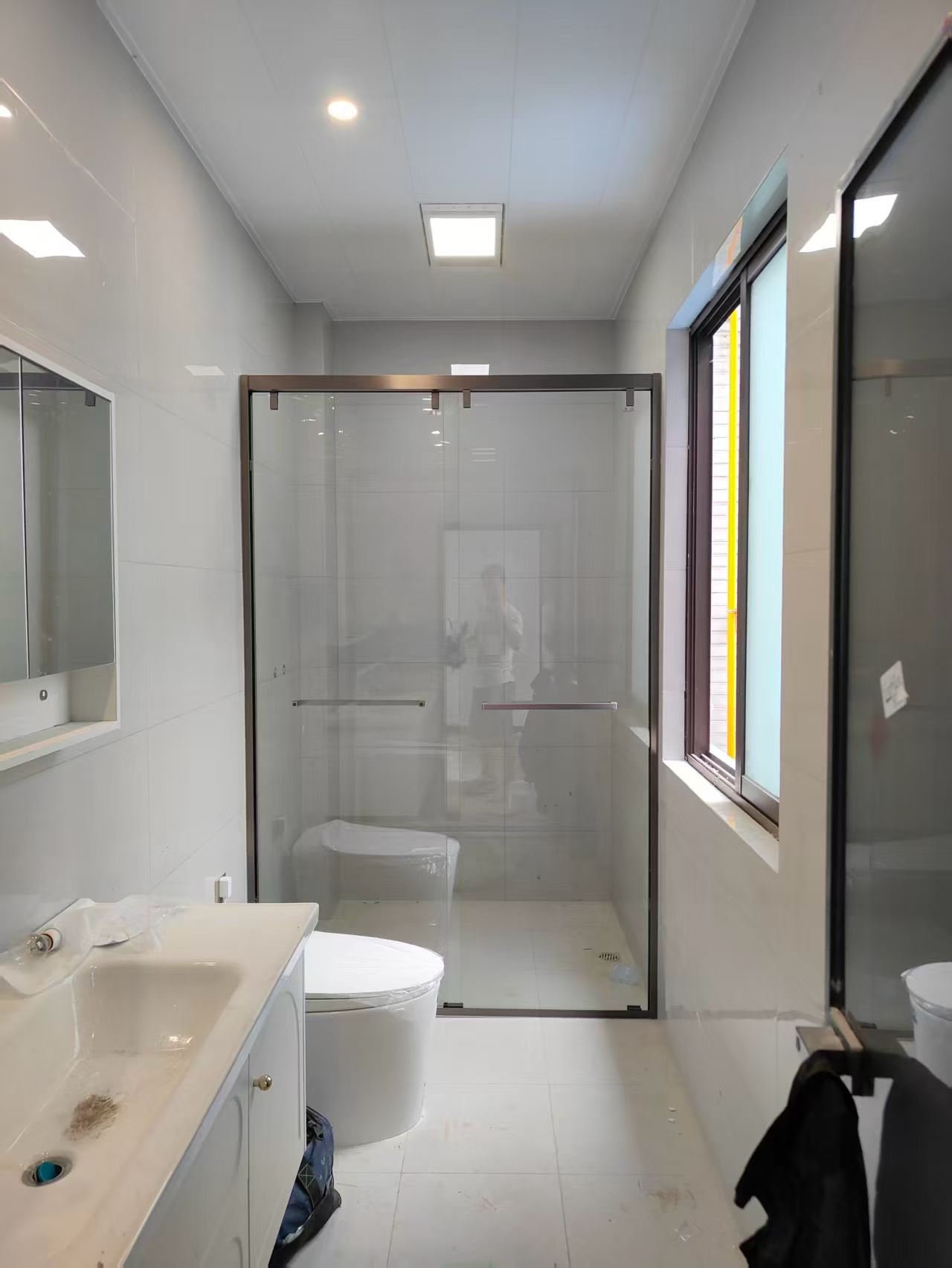 展示纤细门框型材与顶部轨道的古铜色推拉淋浴房