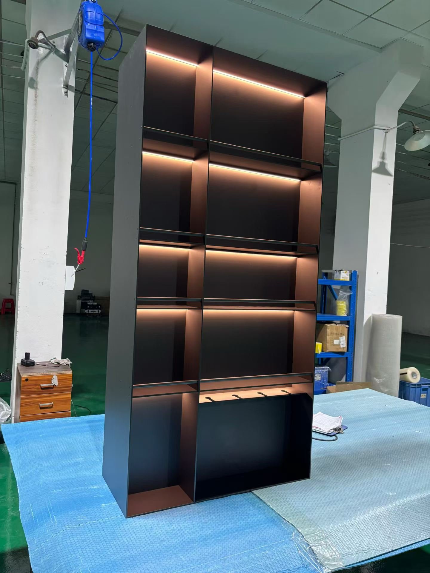 带一体化照明的高型暖色金属展示架